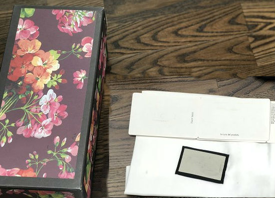 With Flowerbox dust bag