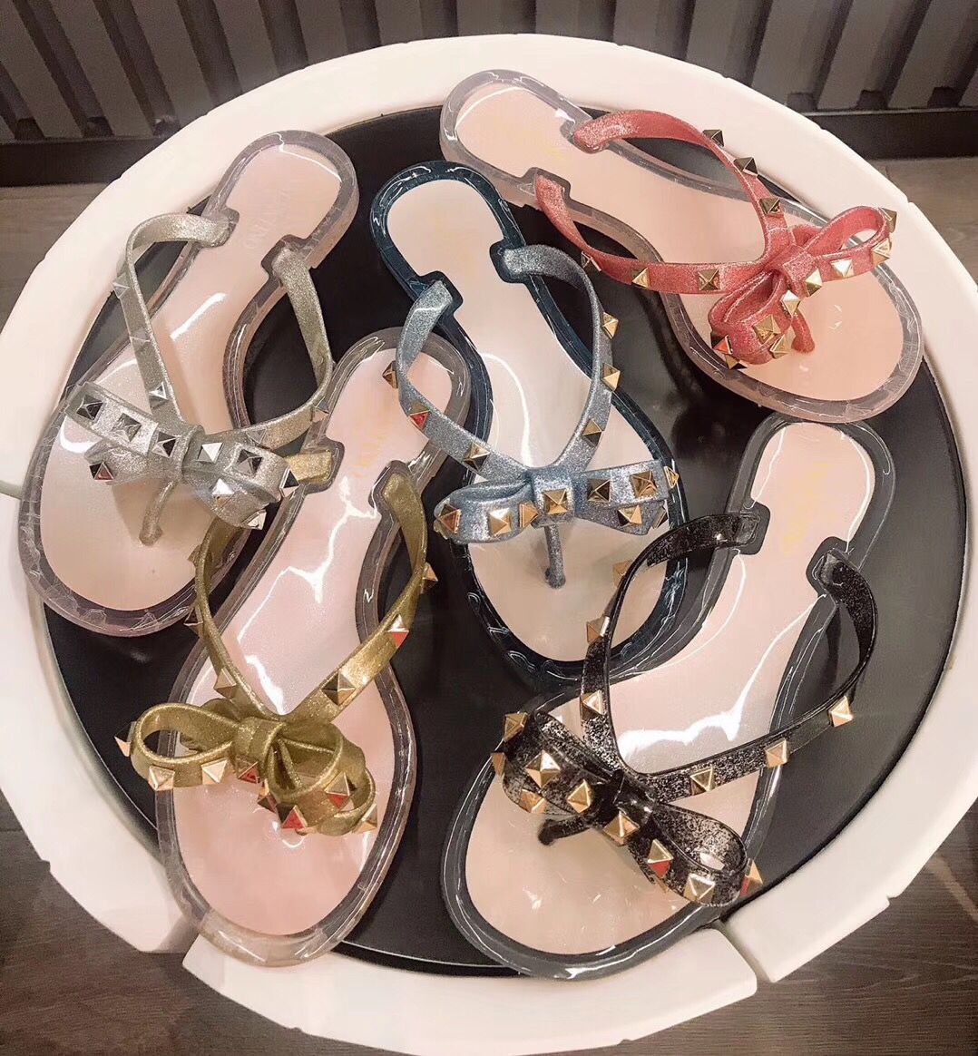 

New designer Flat slippers fashion Beach luxury sandals jelly beach rivet series flip flops top quality launcher 8 color size 35-41, 01