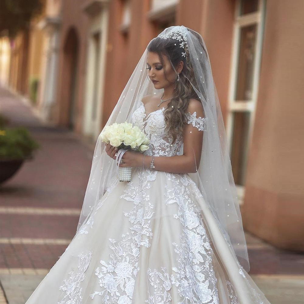 

Luxury Princess Off the Shoulder Ball Gown Wedding Dresses Lace Appliqued Lace Up Bridal Gowns Court Train Country Vestido De Novia, White