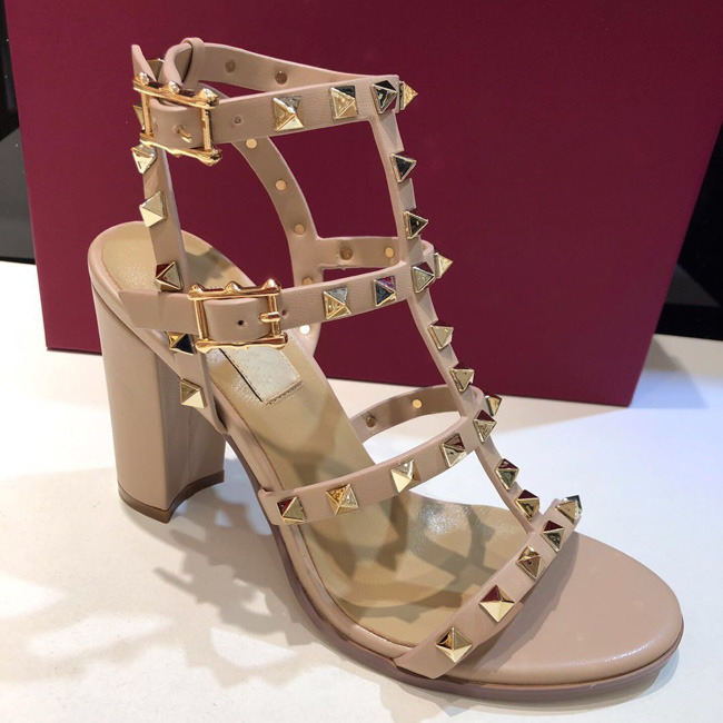 

Newest 2019 luxury design Leather Women Stud Sandals Slingback Pumps Ladies Sexy High Heels 9.5cm Fashion rivets shoes big size 41 42 8color, Patent leather light blue