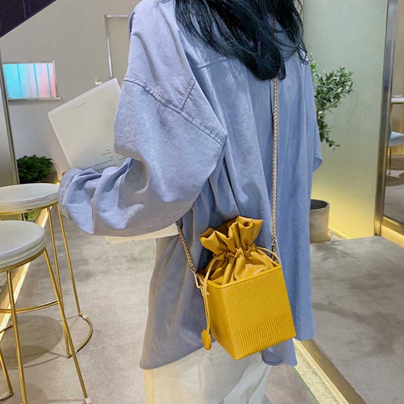 

AMELIE GALANTI Small bag 2020ins French niche foreign temperament fashion wild chain shoulder messenger bag gift box shape, Black