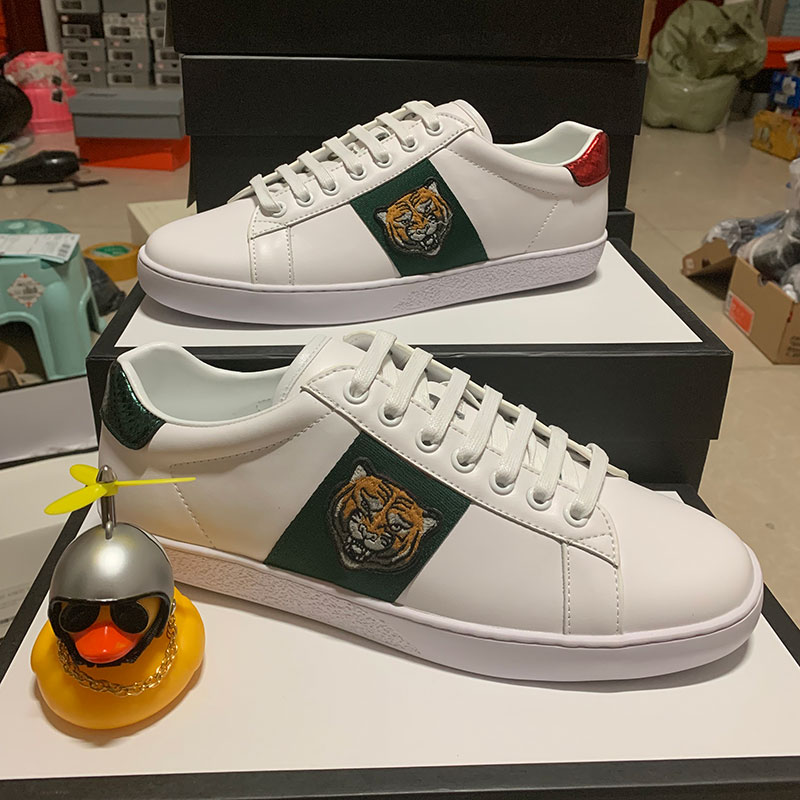 2020 Top qualité Stripe New Designer Shoes Blanc Bees ACE brodé Hommes Femmes Véritable Designer en cuir Sneaker bas Sandales Chaussures