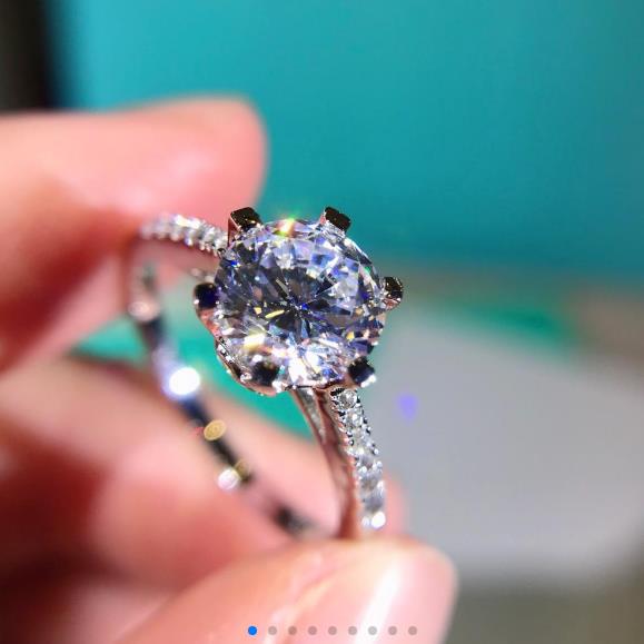 

One cara round diamond ring High carbon diamond main stone small diamond embracing and inlaying six small gripper inner ring hollow art bod