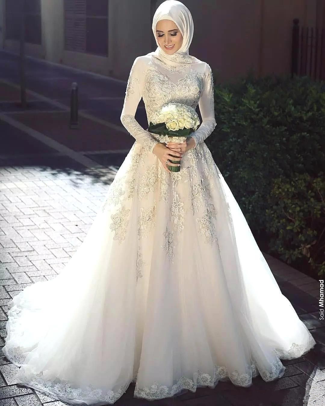 

Saudi Arabic Muslim Wedding Dresses Elegant 2019 High Neck Lace Appliques Long Sleeve Sweep Train Bridal Gowns, Silver