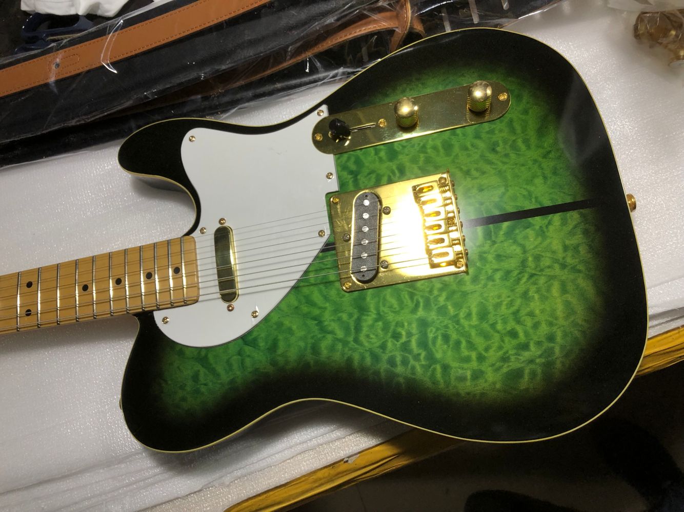 

Custom Shop Merle Haggard Tuff Dog Tele TL Green Burst Quilted Maple Top Electric Guitar Maple Neck, White Pearl Tuners, Gold Hardware