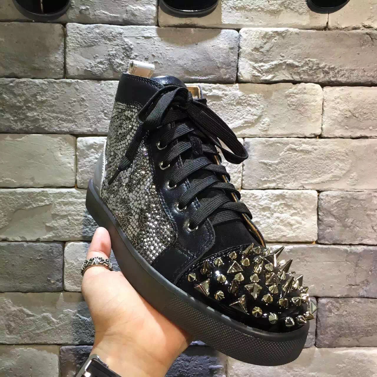 Chaussures cloutées pour hommes Top stringstone Strass Sneaker rouge Sneaker Pik Rivets Pik Cuir Graffiti Factory Vente avec des boîtes