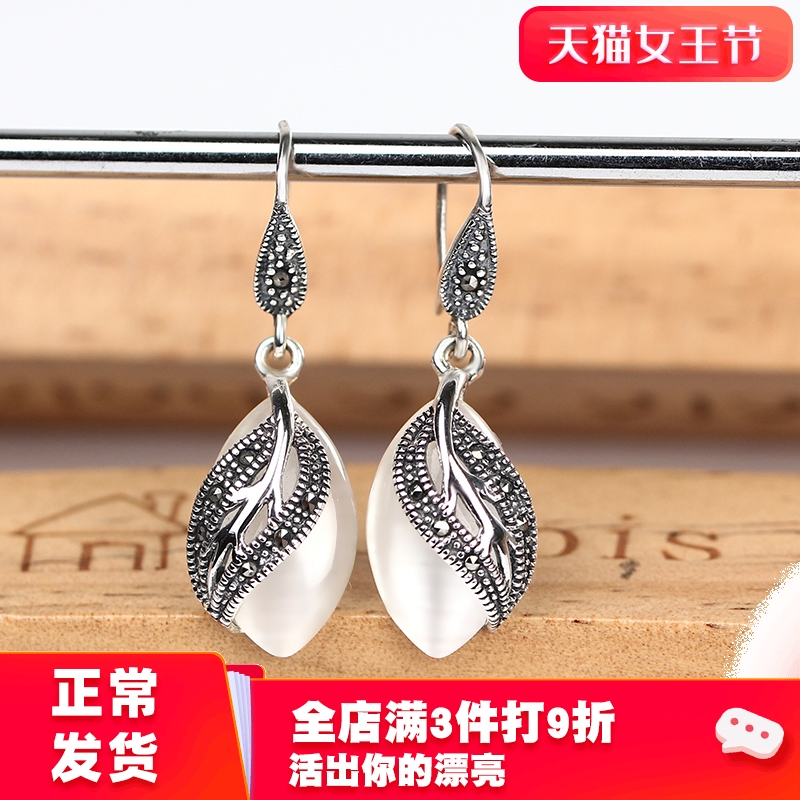 

Earrings female Korean fashion retro green chalcedony imitation white cat eye Ling earrings simple jewelry