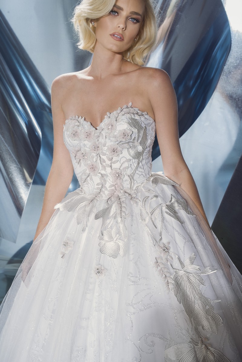 

Elegant A Line Wedding Dresses Strapless Applique Beads Wedding Dresses Tulle With Glitter Sweep Train Bribal Gowns Vestidos De Novia, Silver