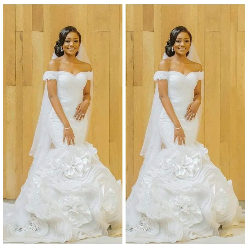 

Off Shoulder Slim Mermaid Wedding Dresses 2020 Bridal Gowns Lace Up Back With Handmade Flowers Adorned Long Vestidos De Mariee Custom, Champagne