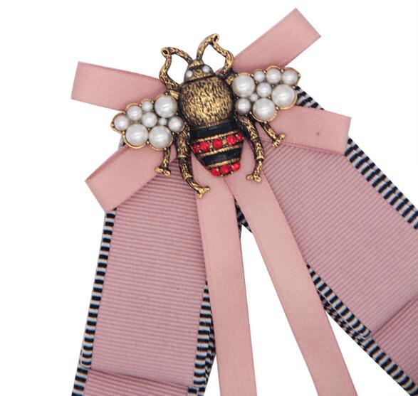 

2019 Fashion Unisex Men Women Luxury Design Brooches Pins Gold Plated Letter Pins Brooch Suit Dress Pins for Men Women 7835, Gray