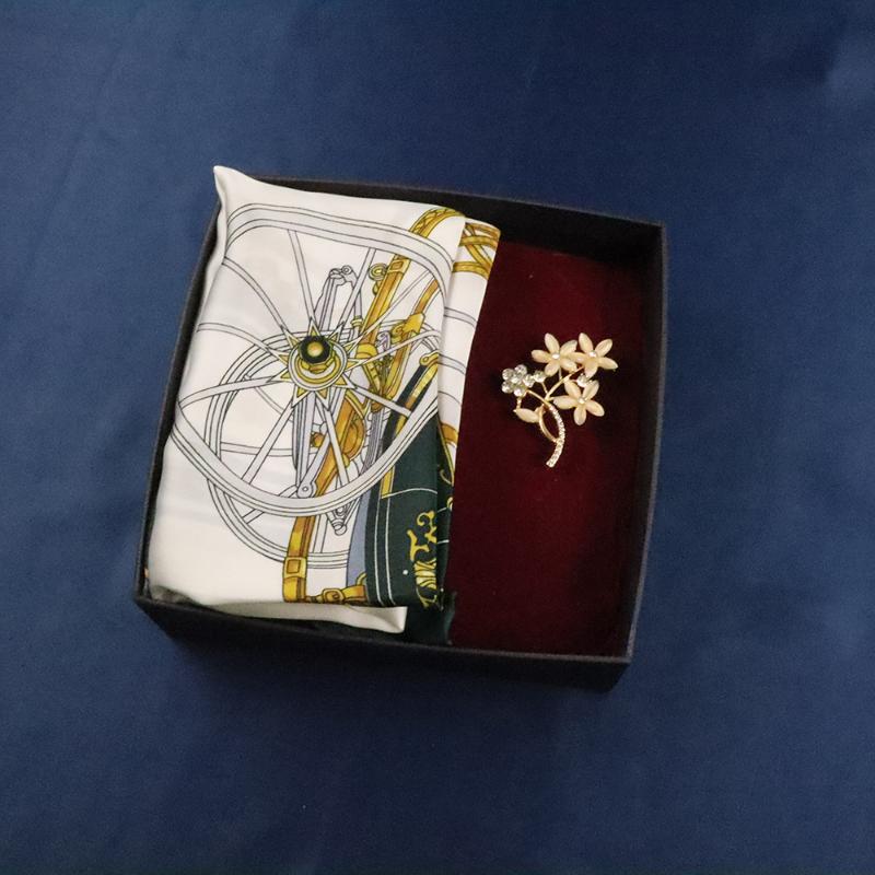 

Oem Scarf with BroochesWomen Unique Scarf Gift Set Friend's Gift Lover with box