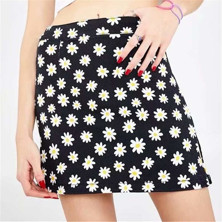 

Women Ruffle Edged Hem Floral Print Mini Skirt 2020 Summer Women Fashion Mini Skirt With Front Split In Daisy Floral, Black daisy