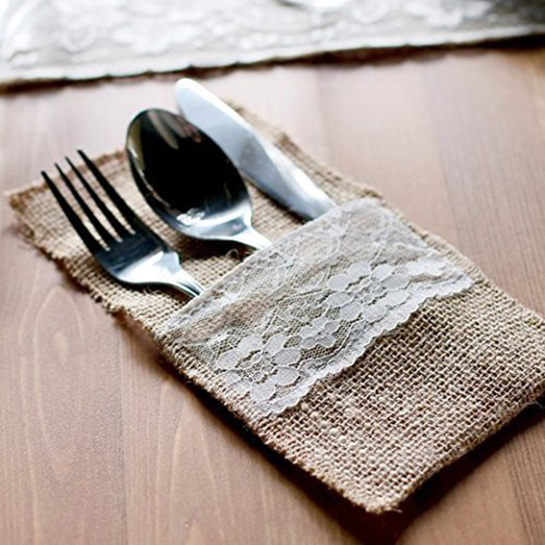 Yebobo 50 Pezzi di Iuta Naturale Posate Coltelli e forchette Set di Posate Posate Borsa Supporto Tela e Pizzo Decorazione di Cerimonia Nuziale del Partito 21 x 11 cm