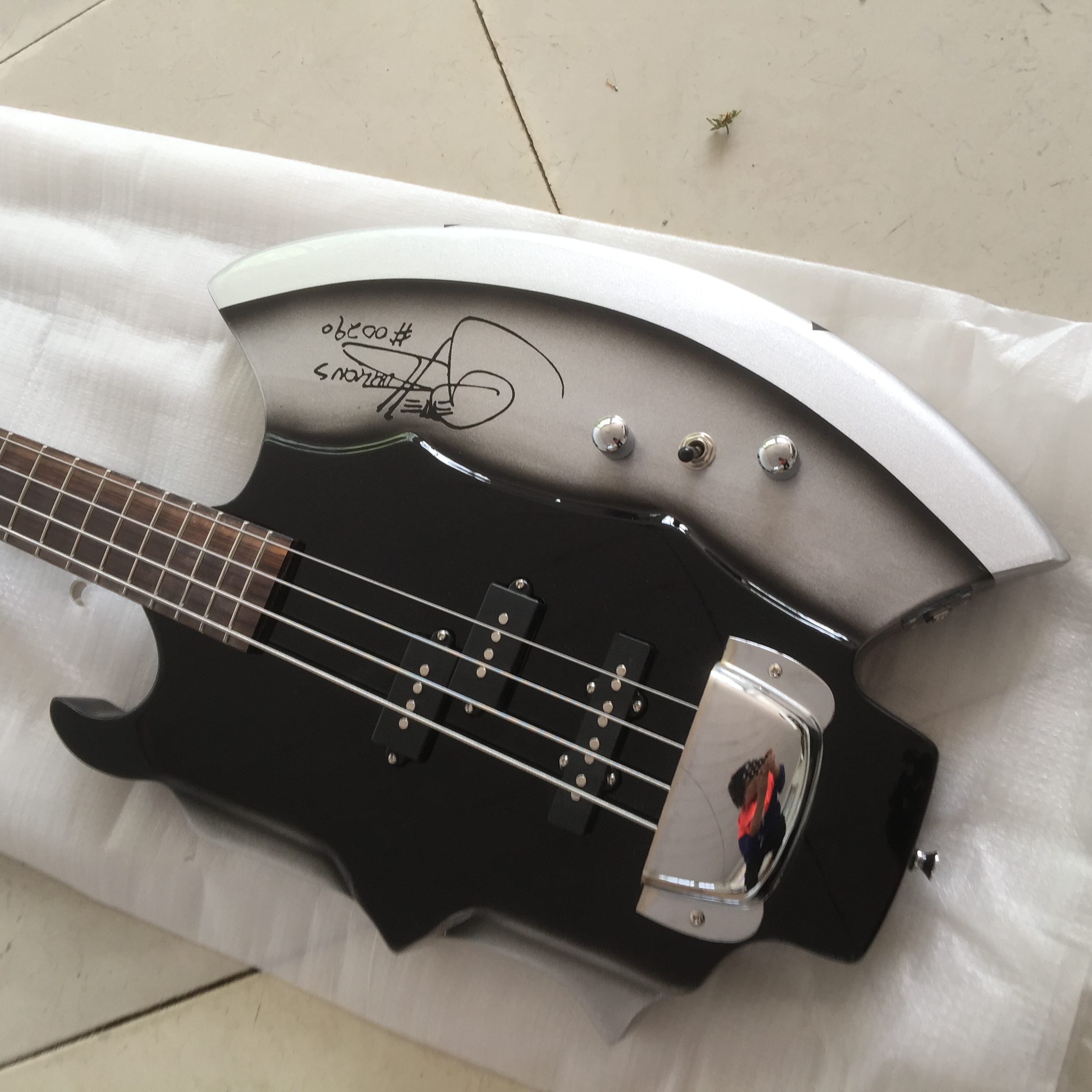 

Free Shipping 4 Strings Axe Electric Bass Guitar with Signature,3 Pickups,21 Frets,Rosewood Fretboard,No Inay,offering customized services