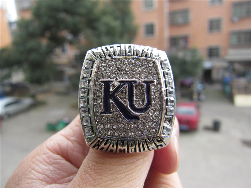 

2008 Kansas Jayhawks Basketball National Championship Ring with Wooden Display Box Souvenir Men Fan Gift Wholesale Drop Shipping