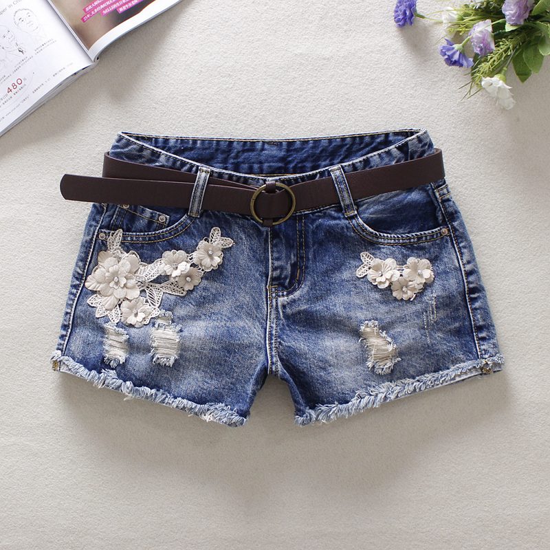 

2020 Summer Blue Women' Denim Shorts Mid Waist Hole Flowers Jeans Bleached England Style Button 100% Cotton Denim Shorts 9560