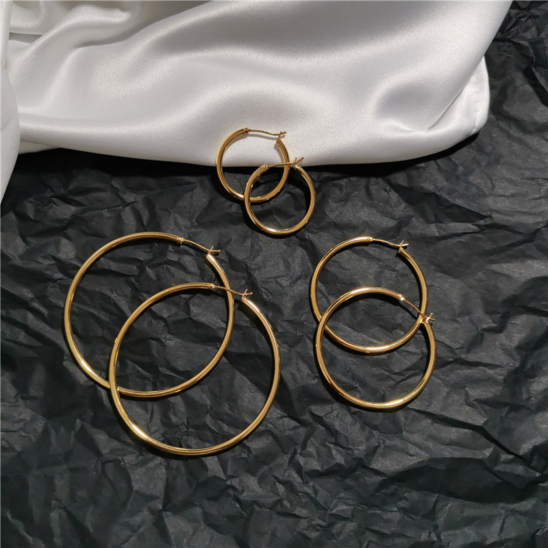 

Hoop & Huggie Ring Earrings Wild Exaggerated Simple Gold Red Net Female Fashion Men Lock Copper Hyperbole