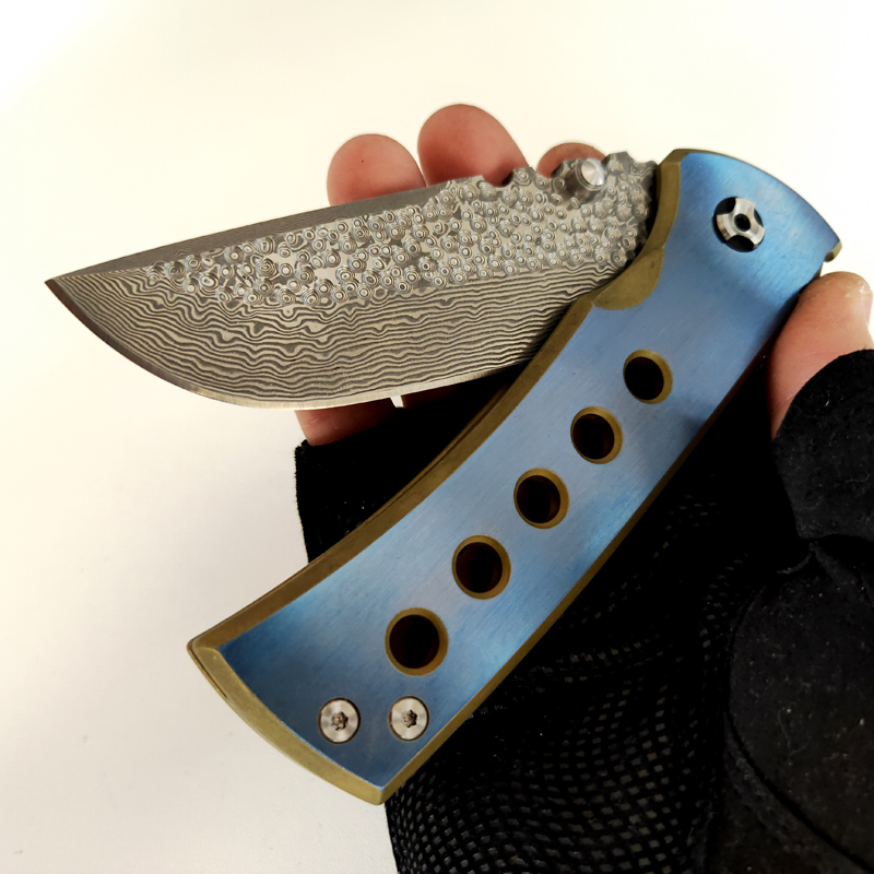

Custom Chaves Redencion 228 Folding Knife Beautiful Damascus Blade Five Hole Anodized Titanium Handles Outdoor Tactical Knives Camping Pocket EDC Hunting Tools