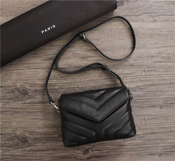 

New Global Free Shipping Classic Luxury Matching Leather Shoulder Bag The Best Quality Handbag 26599 Size 20cm 12cm 5cm, Red