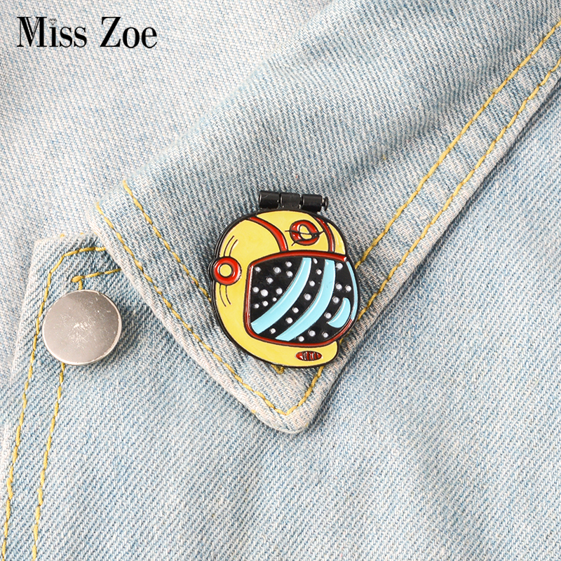 

Flip cover Enamel Pin Skeleton Astronaut helmet badge brooch Lapel pin Denim Jeans shirt bag Cartoon Gothic Punk Jewelry Gift, Gray