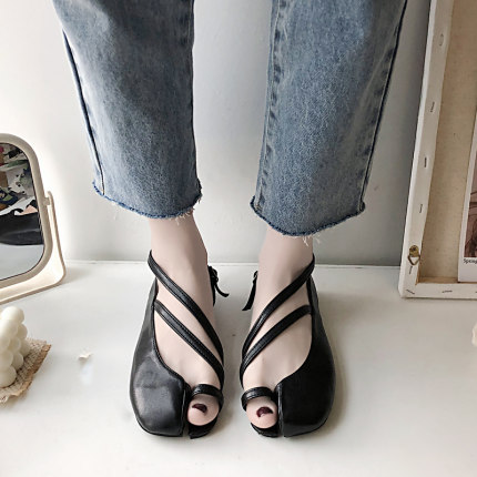 

2020 spring and summer new cross strap flat sandals female Korean version of split toe hollow fashion single shoes tide shoes, Beige