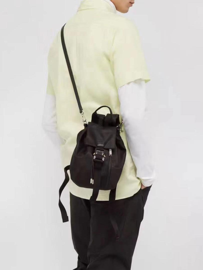 

Designer-men and women Alyx rollercoaster buckle backpack, Black small bag