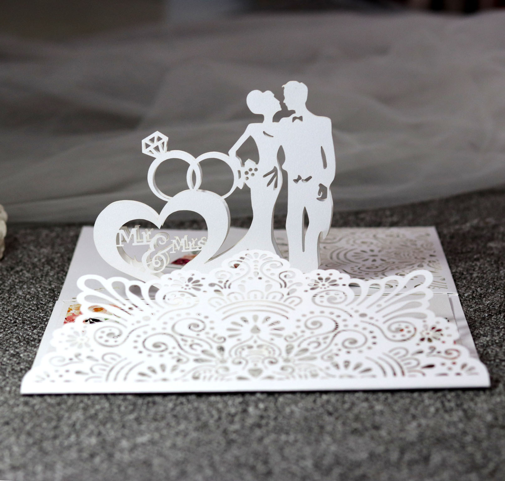 

Laser Cut Wedding Invitations Customized With Lovers Rings Hearts Wedding Three-dimensional Wedding Invitation Cards With Envelopes BW-LTK3, Contact for other colors