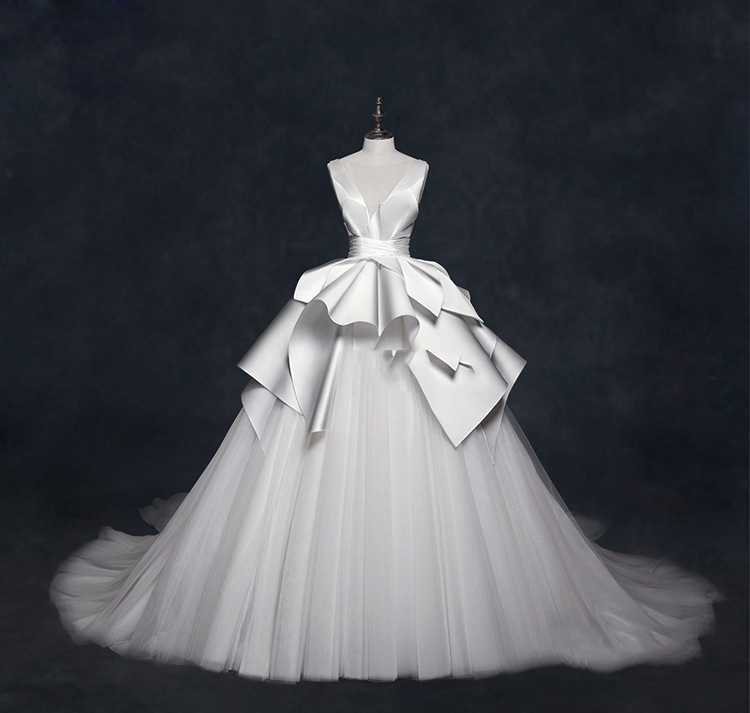 

2020 Gorgeous V-Neck Satin Wedding Dresses Unique Ruffles Ruched Elegant Bridal Gowns Backless Ball Gown Wedding Dresses with Court Train, Custom made from color chart