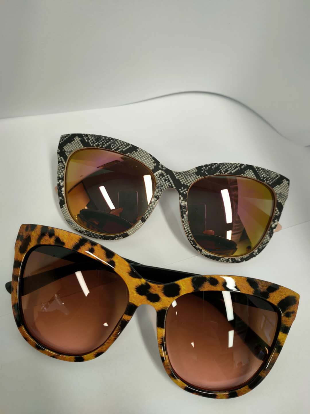 Womens sunglasses Fashion European and American style solid light powder hot stamping snake pattern paper men sunglasses womens sunglasses
