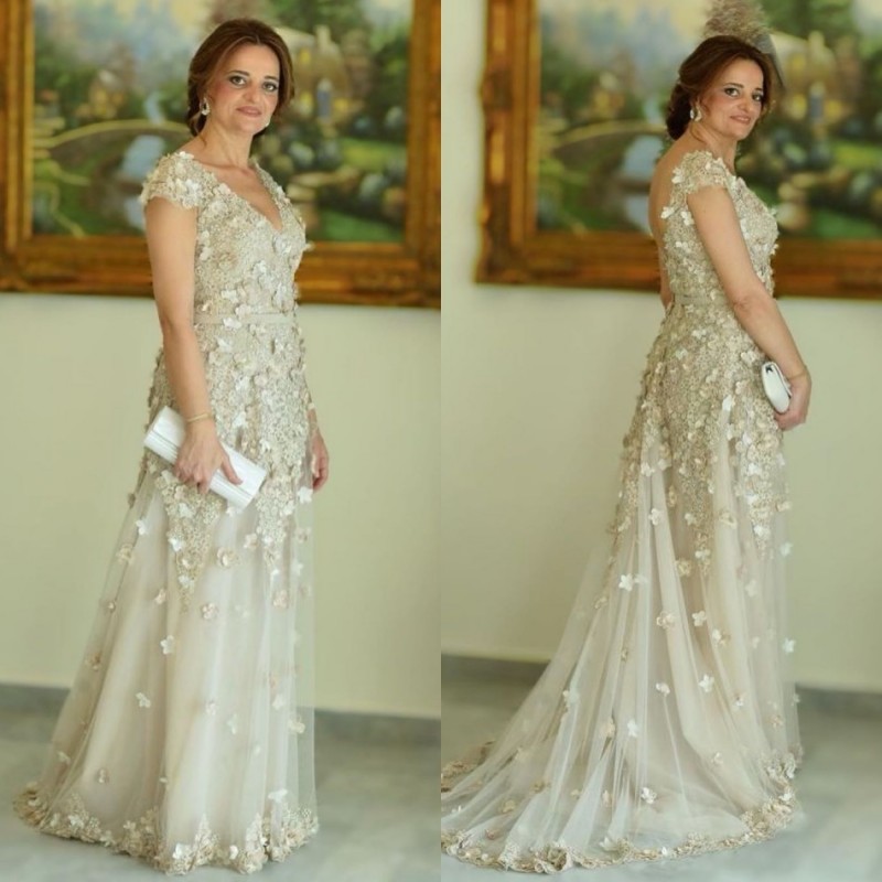 

2019 Chic Mother of the Bride Dresses V Neck Lace 3D Floral Appliqued Plus Size Vintage Mother Gowns Formal Evening Dress Party Wear