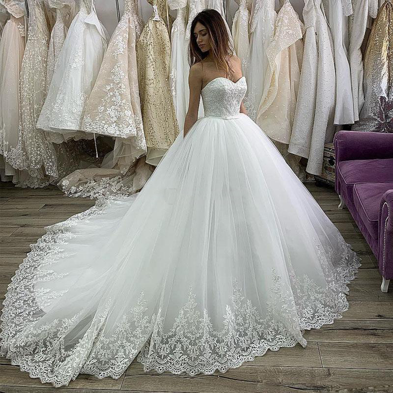 

Vintage Strapless Ball Gown Lace Wedding Dresses 2020 with Bow Tie Appliques Court Train Tulle Wedding Bridal Gowns, White
