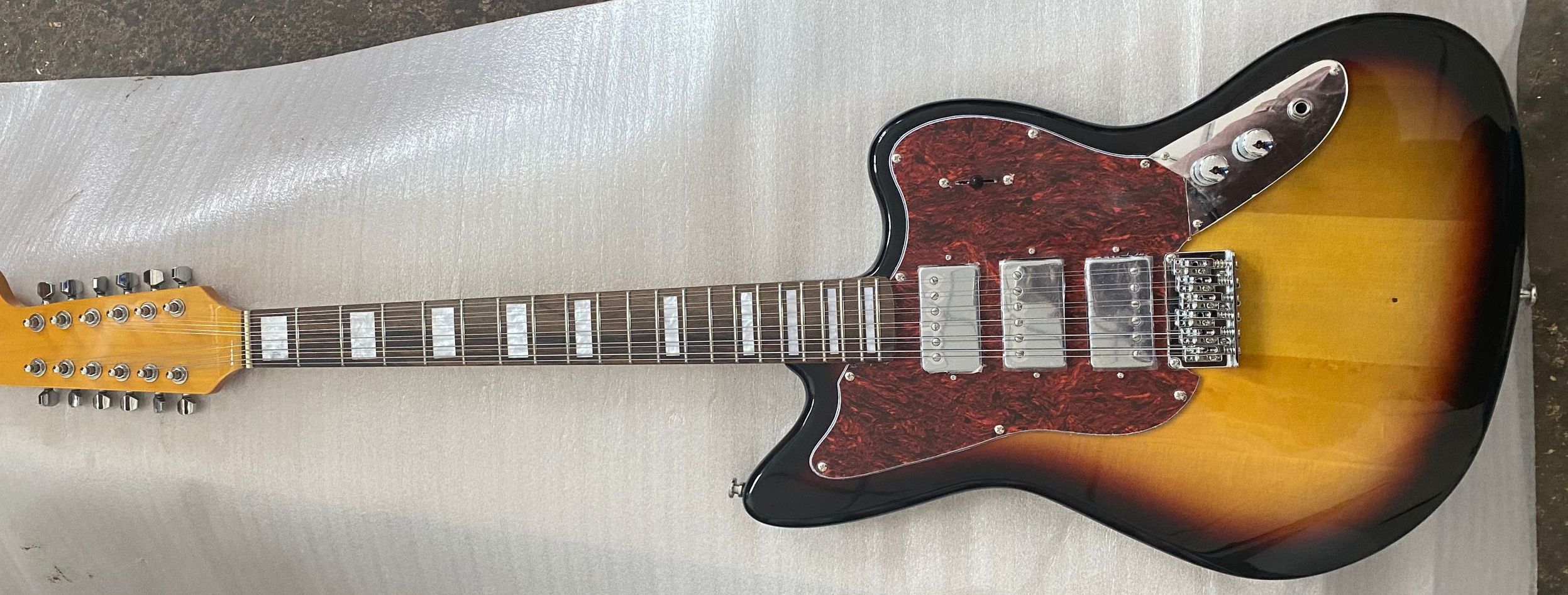 

Custom Shop 12 Strings Cherry Sunburst ST Precision Jaguar JazzMaster Electric Guitar Double Locking Tremolo Bridge, Red Turtle Pickugard