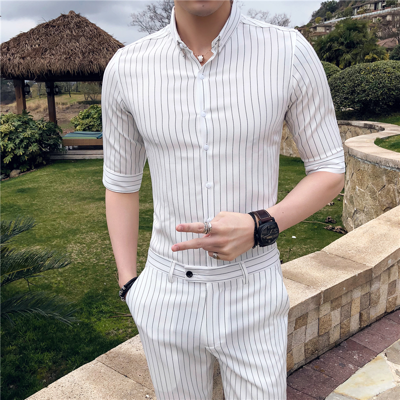 camisa blanca con rayas negras hombre