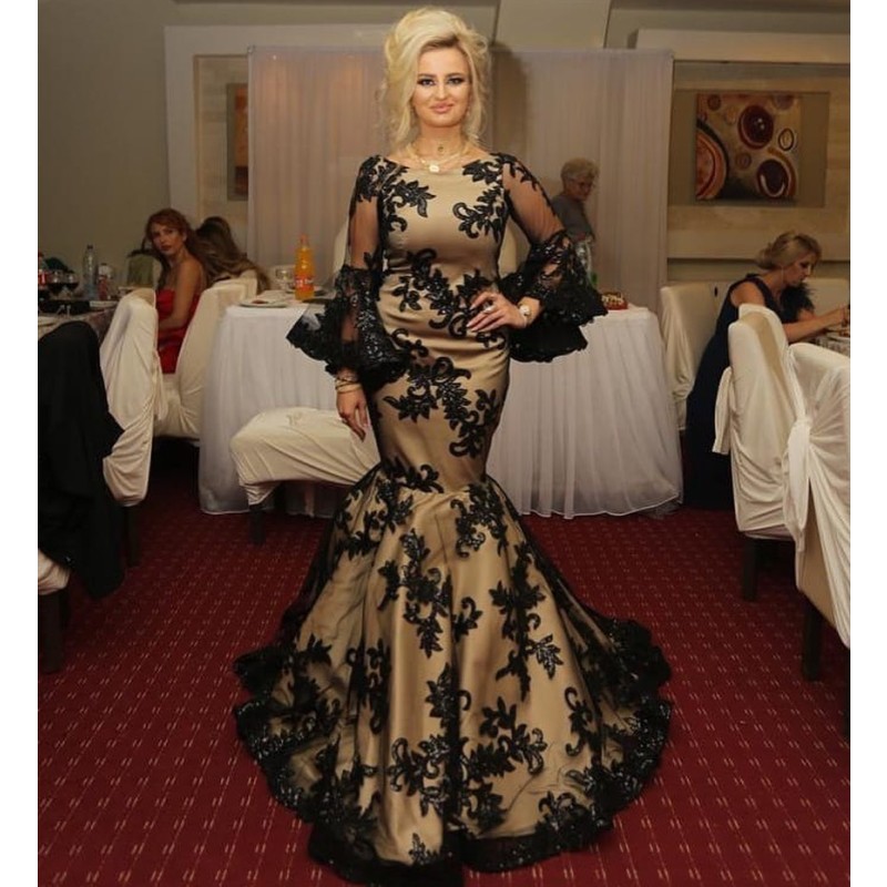 

Fashion Black Lace Mother Of The Bride Dresses With Long Sleeves Jewel Neck Wedding Guest Dress Sweep Train Satin Evening Gowns