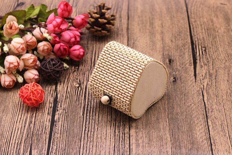 

Wedding Bamboo Candy Box Round Heart Wooden Case European Style Original Personality Creativity Exquisite Handwork Favor Box