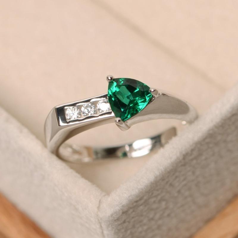 

Cluster Rings European And American Emerald Ring S925 Sterling Silver Zircon Gem Retro Personality Geometric Index Finger Jewelry Gift