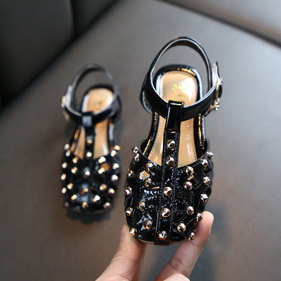 

Children New Sandals Girls Hollow Breathable Princess Shoes Kids Designer Sandals with Rivet Luxury Summer Flat Heel Shoes 2020 Hot Sale, Black