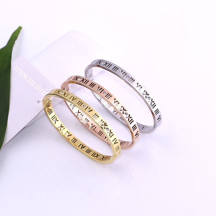 Roman Numer Alphabet Titanium Steel Bracelet Européen Américain Creative Luxury Designer Bangle Gold Silver Rose Gold Bracelets 4 mm 6 mm
