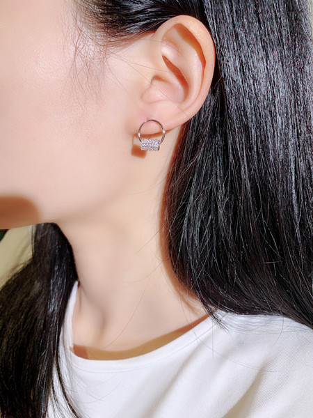 

Wholesale- glittering popular trendy fashion luxury designer simple diamond circle stud earrings for woman girls silver