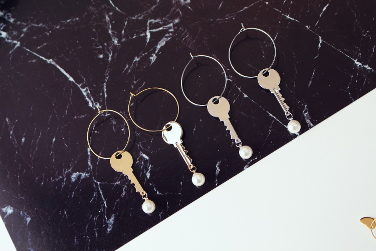 

Wholesale-fashion unique special luxury designer key pearl circle pendant drop dangle chandelier stud earrings for woman