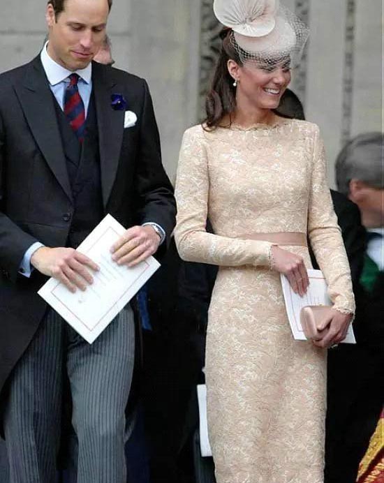 

Formal Celebrity Dresses Sheath Long Sleeves Lace Knee Length Short Famous Red Carpet Dresses, Beige