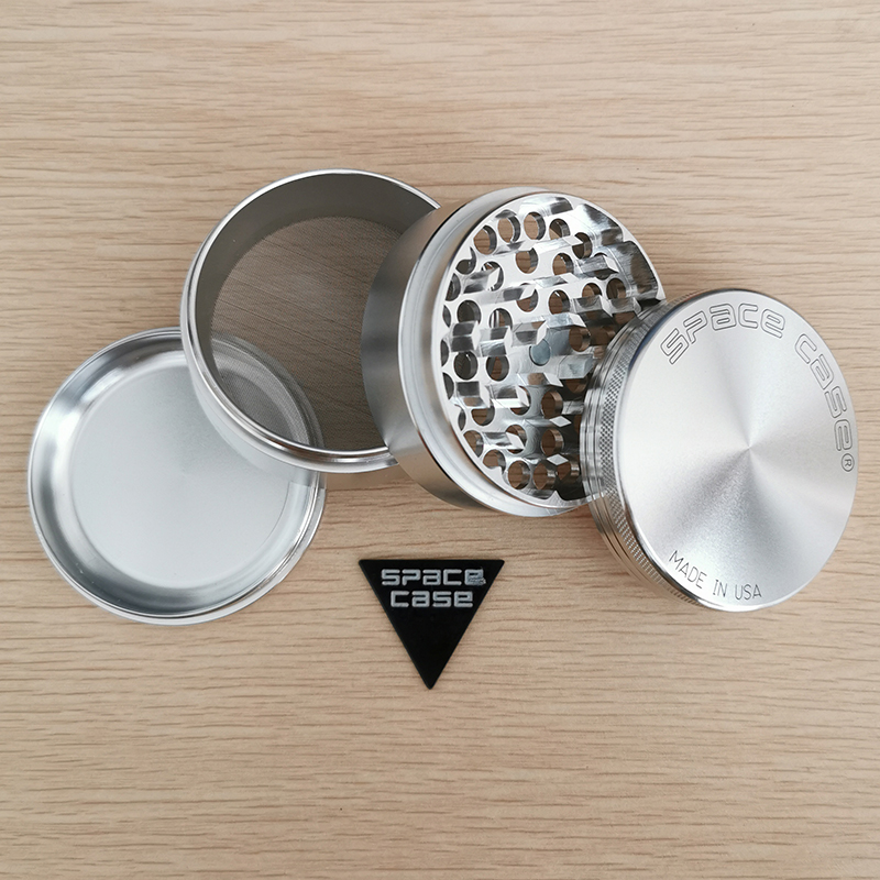 

Space Case Grinders 55/63mm Herb Grinder Smoking Accessories 4 Pieces Tobacco With Triangle Scraper Aluminium Alloy Herbal Spice Crusher Black Silver