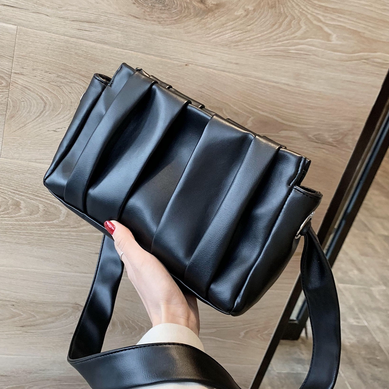 

Pleated Women Shoulder Bag 2019 newest edition winter Personalized handbags High Quality tote bag with knotted shoulder strap, Black