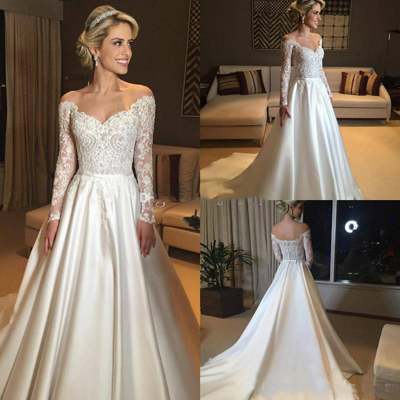 vestido com fita de cetim