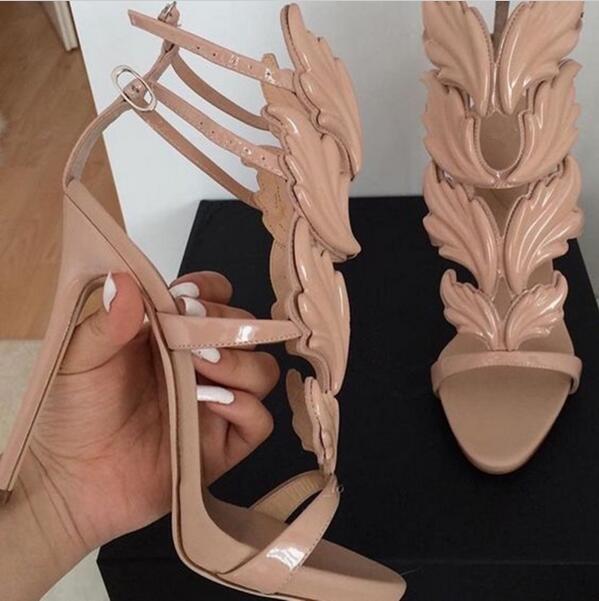 Vente chaude-ailes en métal doré gladiateur rouge chaussures à talons hauts femmes sandales ailées métalliques