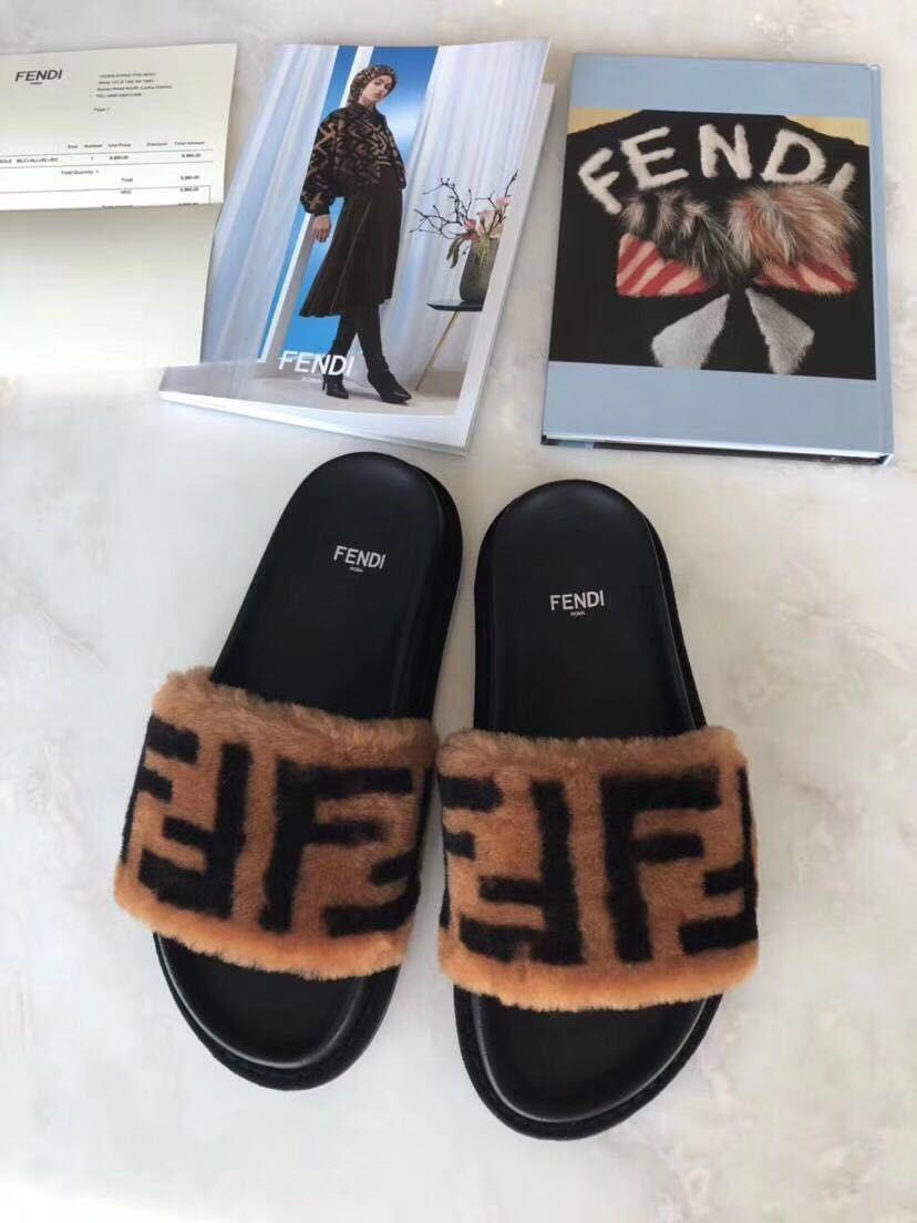 ciabatte fendi pelo