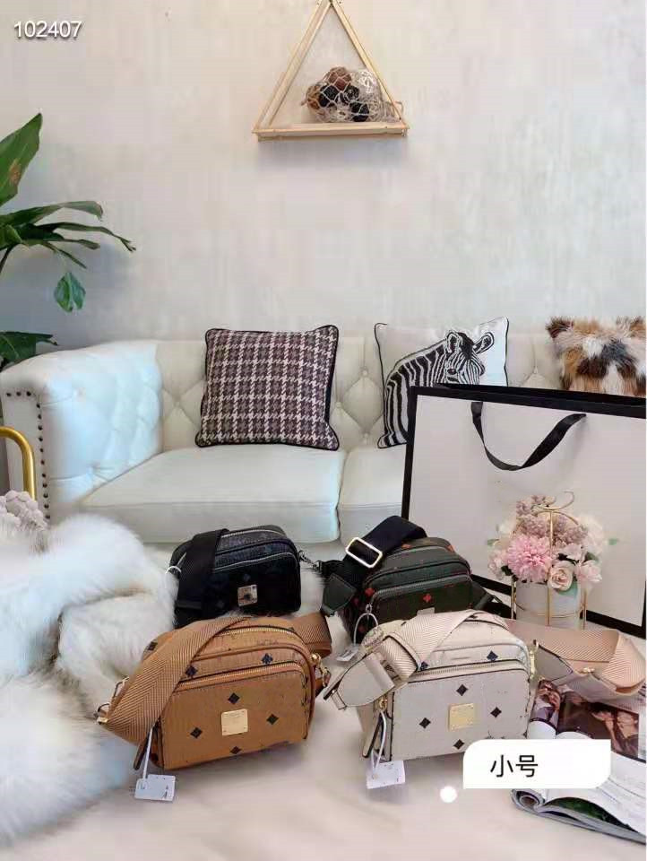 

New designer design women's camera bag classic series letter combination printing single shoulder bag can be slanted across the box