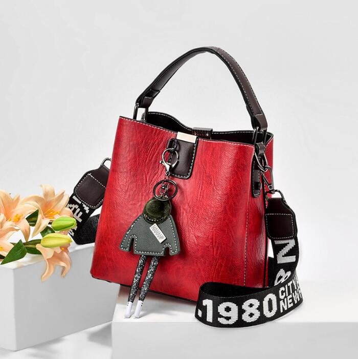 2021 new small bag girl fashion model hot popular ins wild shoulder messenger bag fashion high sense bucket handbag trend female
