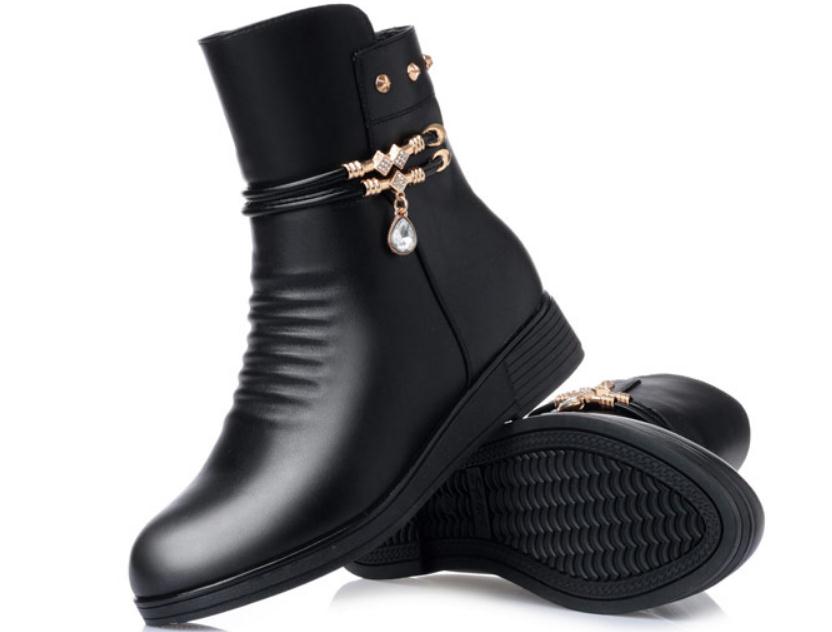 

2018 Women's Boots in winter with New style flat bottom round head Plus velvet Keep warm Non-slip, Black