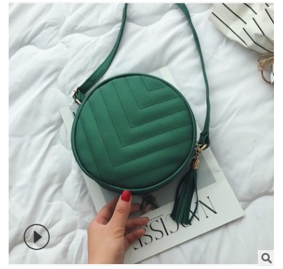 

2019 new women's bag embroidery line shoulder diagonal package European and American fashion ladies trend bag tassel round bag, Green